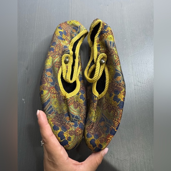 Vintage Evelyn Paul Paris brocade slippers with floral and paisley pattern - Picture 7 of 7